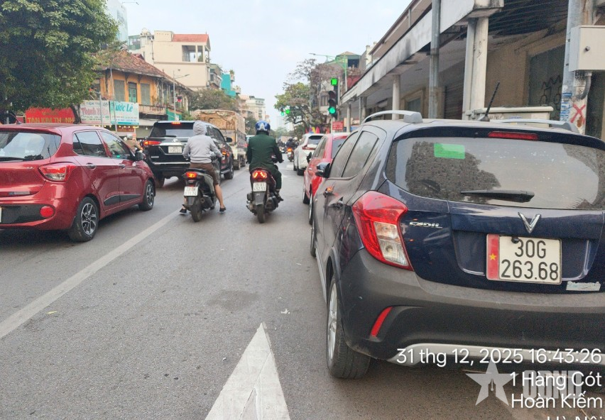 Đỗ ô tô lấn chiếm lòng đường